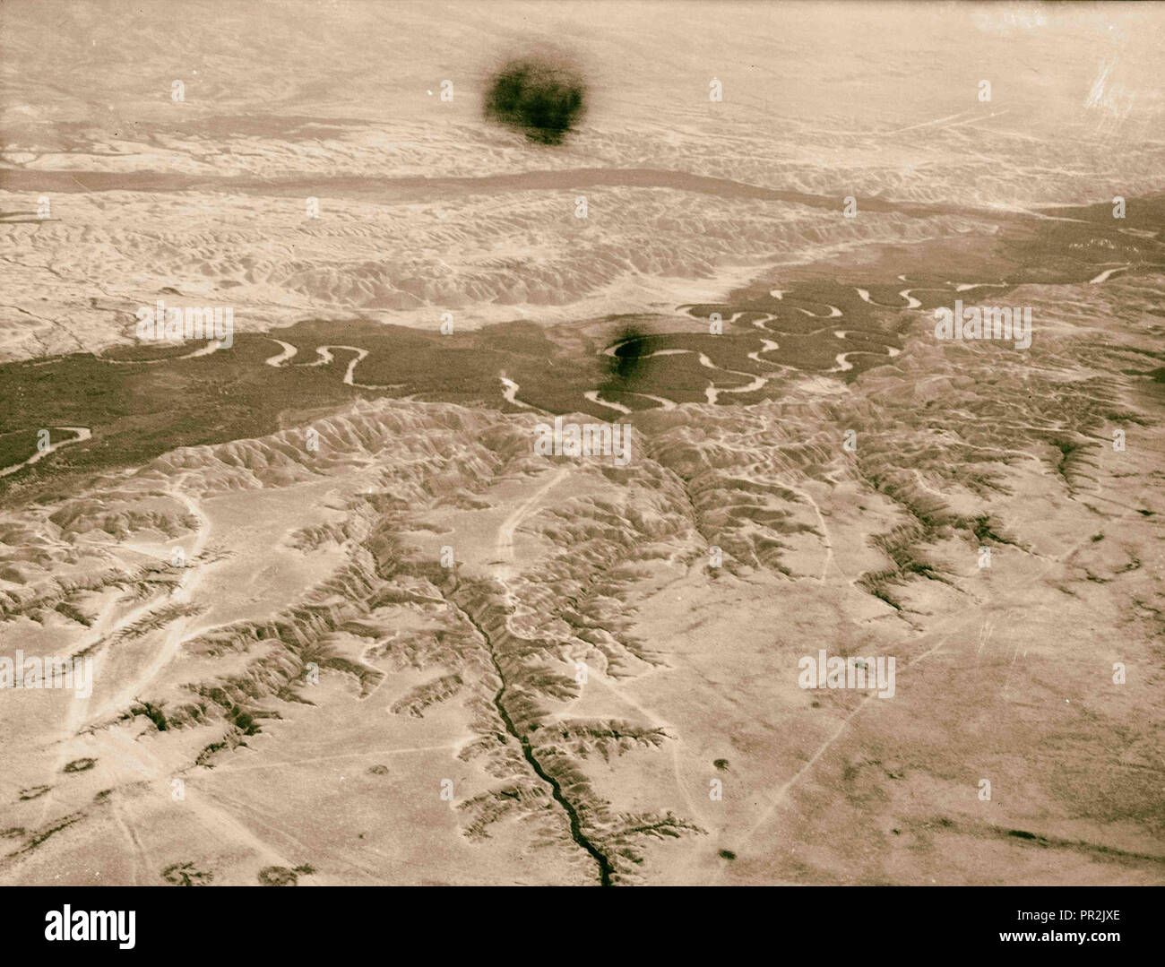 Viste di aria della Palestina. Volare a sud oltre il Giordano Rift. La Giordania la andamento tortuoso. Un nastro argentato descrivendo cerchi e Foto Stock