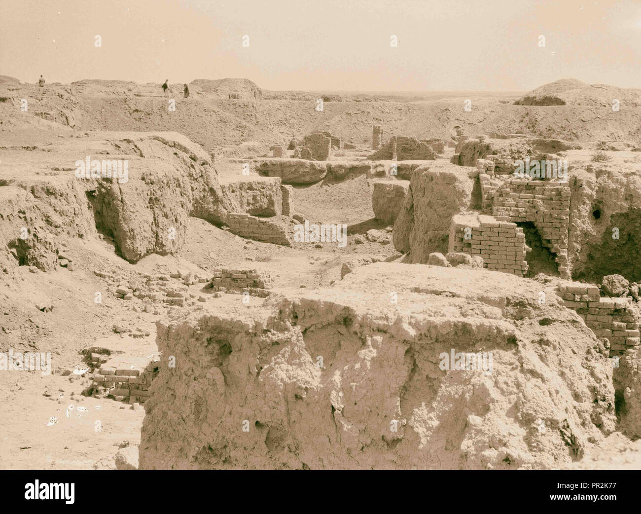 L'Iraq. Babilonia "grandi". varie viste del fatiscenti rovine. Resti di Belshatsar's Palace. 1932, l'Iraq, Babilonia Foto Stock