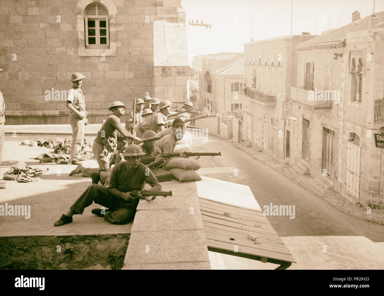 Truppe dietro i sacchi di sabbia sulla parete dell'ospedale francese, vista guardando verso il basso Suleiman Road, Gerusalemme, Israele Foto Stock