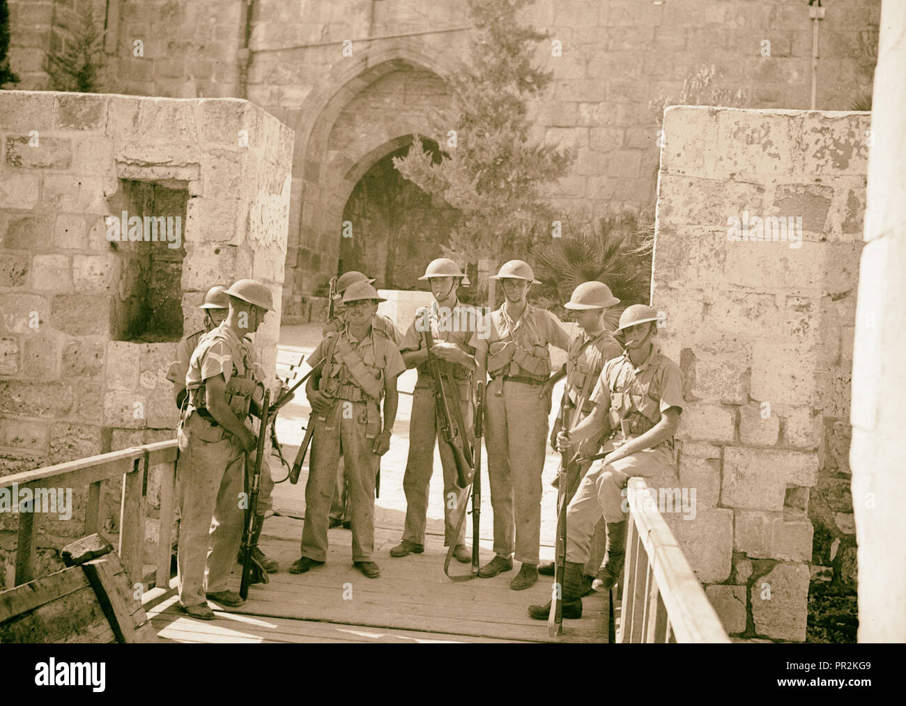 Ingresso alla cittadella, torre di Davide, che mostra truppe con elmetti di acciaio che occupa il 'stronghold' contro i ribelli in città Foto Stock
