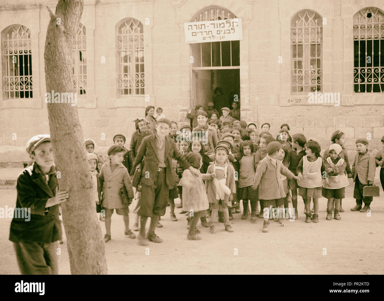 I bambini appena al di fuori della scuola, Bukhara trimestre Bukharan bambini ebrei di fronte a una scuola nel quartiere Bukharan, Gerusalemme Foto Stock
