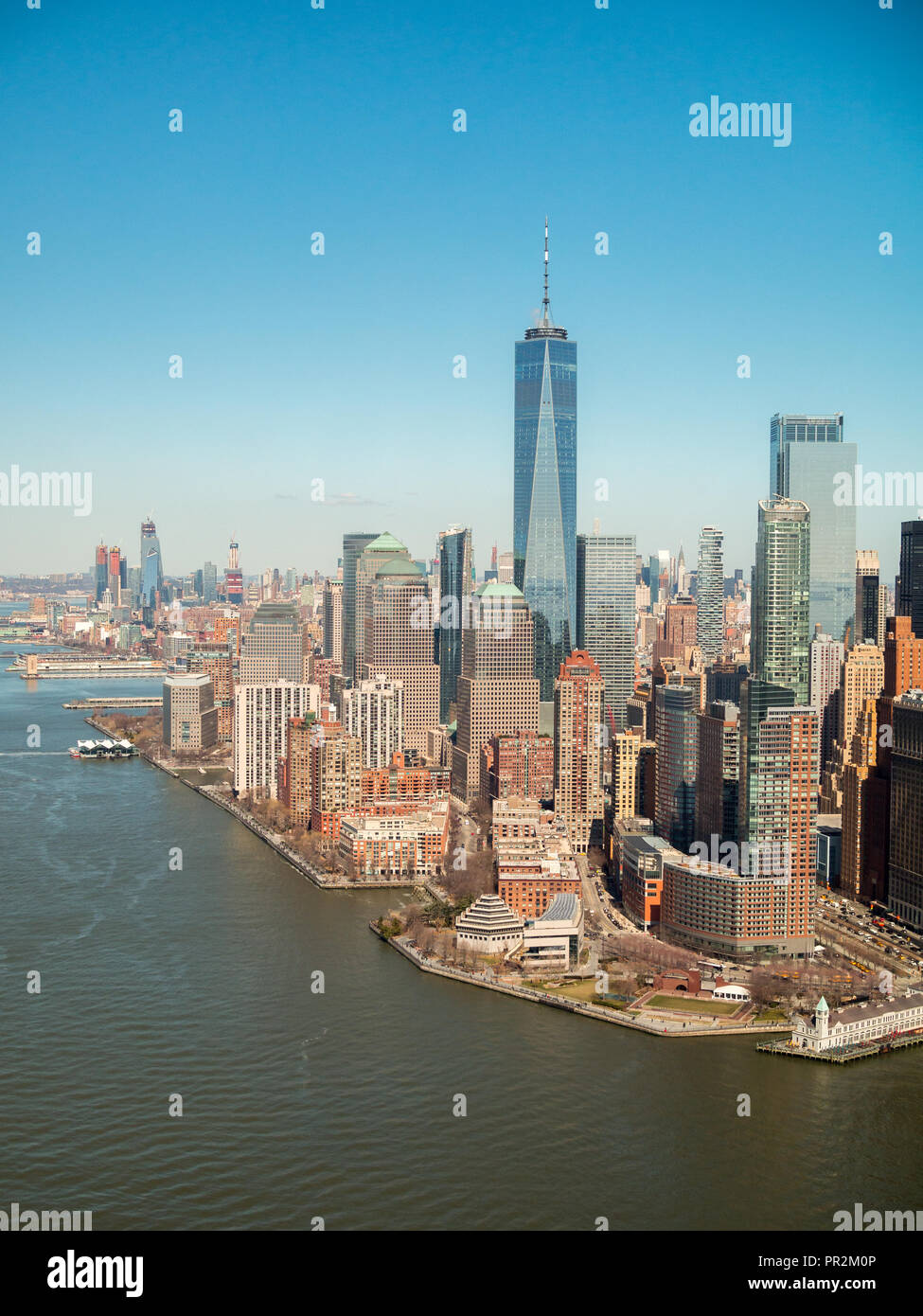 Il centro di Manhattan e il 1 World Trade Center tower visto da un giro in elicottero sopra il fiume Hudson Foto Stock