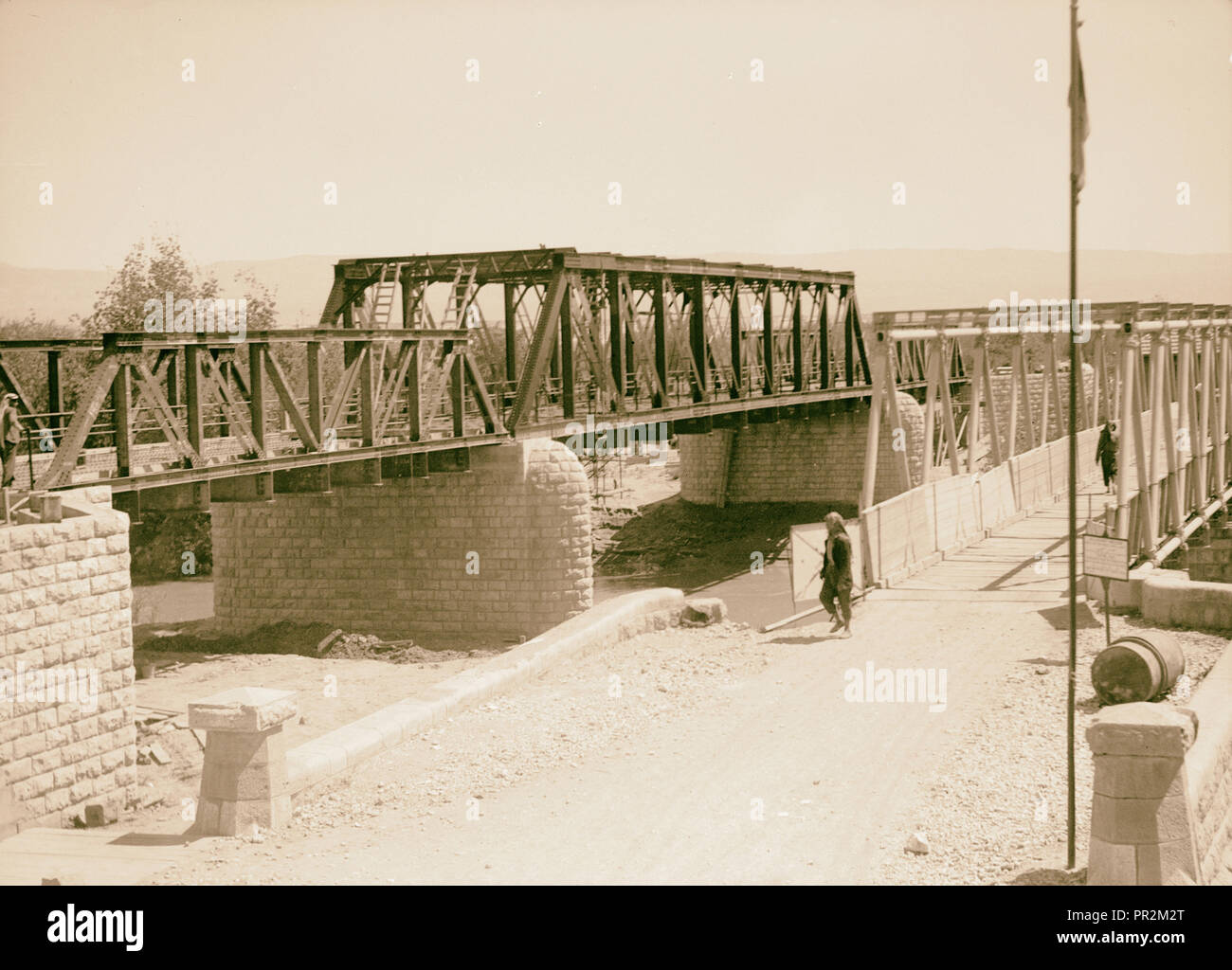 Nuovo Ponte di Allenby giordano, mostrando il vecchio ponte anche. 1934, la Giordania Foto Stock