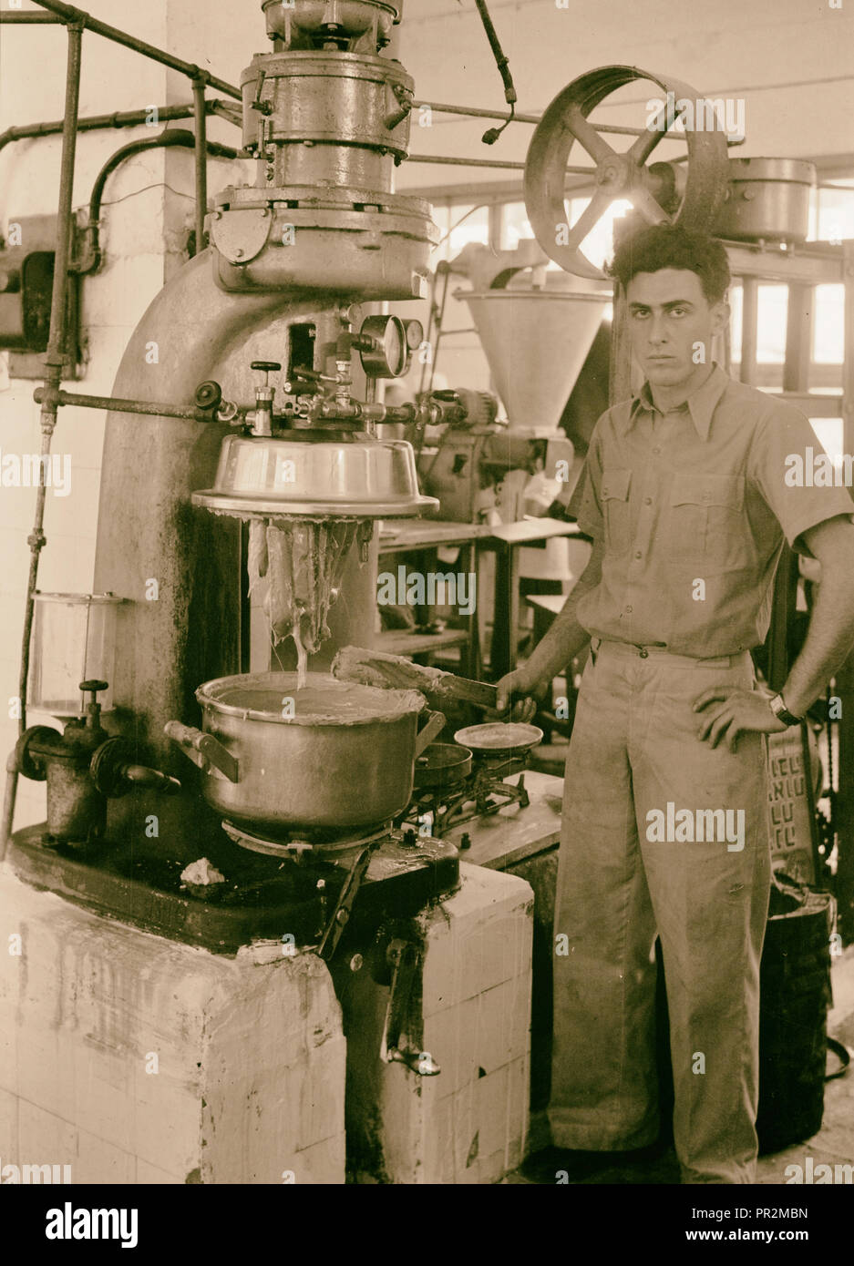 Fabbriche di ebraico in Palestina sulla Pianura di Sharon & lungo la costa di Haifa. Tel Aviv. Fabbrica di formaggio. Int[erior]. Formaggio Foto Stock