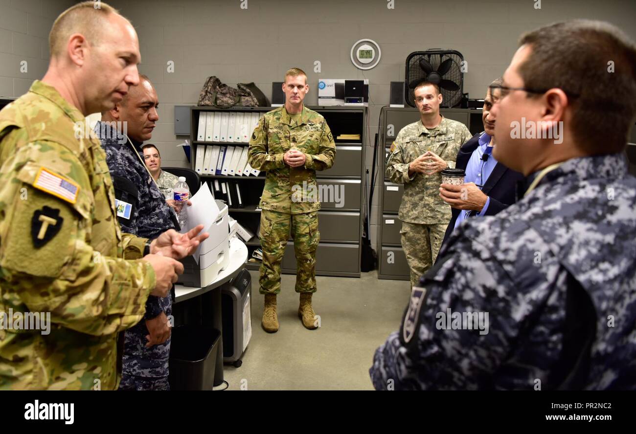 Lt. Col. Eric Ladd, membro dell'esercito ufficiale dell'aviazione, Arkansas Guardia nazionale, parla con i dirigenti senior del Guatemala Air Force, durante una visita in loco per l'Arkansas Guardia nazionale di aviazione esercito il meccanismo di sostegno alla manovra di Robinson Training Center in North Little Rock, arca. Il 25 luglio. Il Guatemala è il Arkansas Guardia Nazionale il partner della nazione sotto il membro del programma di partenariato. Foto Stock