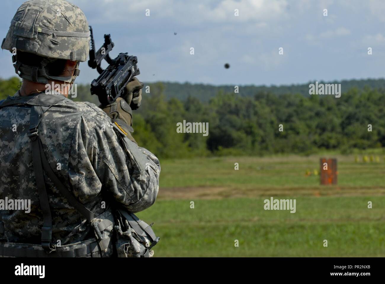 Un dummy teste tonde verso il basso intervallo come U.S. La riserva di esercito soldato con il 844th HHC, ingegnere battaglione, 411 Engineer brigata, 412 Teatro comando ingegnere, familiarizzare gli incendi il nuovo M320 40 mm lanciagranate durante il fiume Assault 2017 a Fort Chaffee Centro di manovra, arca. Luglio 24, 2017. Fiume Assault 2017 è una di due settimane di combattimento prolungato esercizio di formazione detenuti luglio 15-28 concentrandosi sulle competenze tecniche di vari elementi di servizio, culminato con la costruzione di un galleggiante nastro migliorate ponte che attraversa il fiume Arkansas. Foto Stock