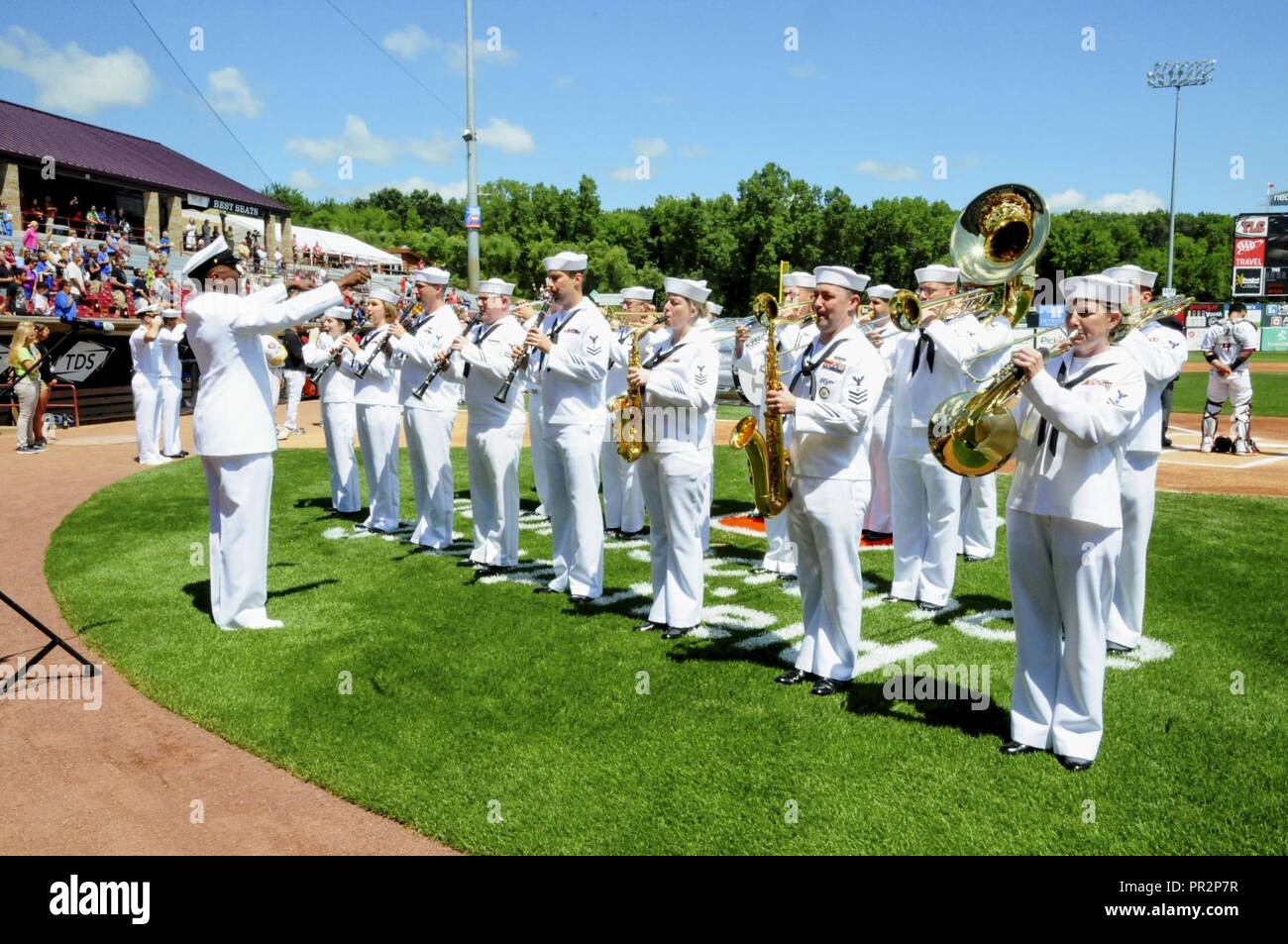 APPLETON, Wisconsin (24 luglio 2017) - i marinai dal Navy Band Grandi Laghi eseguire l'inno nazionale al Wisconsin Timber Rattlers partita di baseball al Fox Cities Stadium durante il Green Bay/Fox Cities Navy settimana. Navy settimana programmi servono come NEGLI STATI UNITI Navy Il principale sforzo di divulgazione in aree del paese che la mancanza di una significativa presenza della Marina Militare, aiutando gli americani a capire che il loro Marina è distribuito in tutto il mondo, circa l'orologio, pronto a difendere l'America in tutti i tempi. Foto Stock