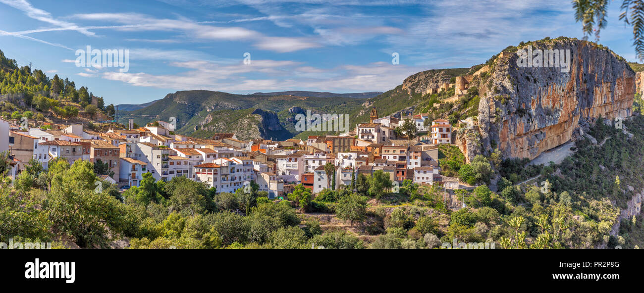 Foto panoramica di tutta la città di a Chulilla, Spagna con il castello, le montagne e i canyon come visto entrare dalla strada principale per la citta'. Foto Stock