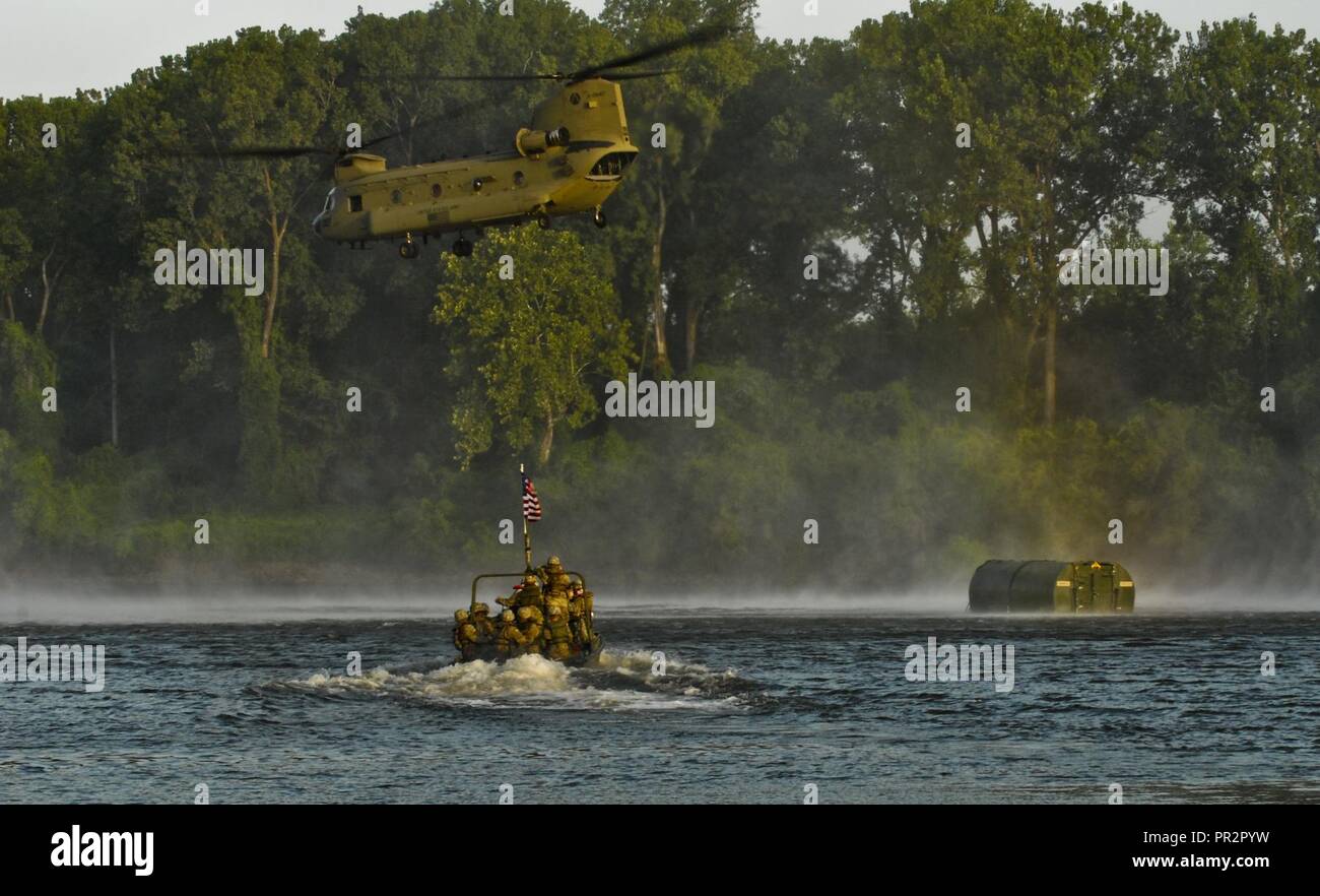 Attivi i soldati dell esercito dal 502nd Multi Role Bridge Co., gara a "catture" interno bridge bay sezioni è sceso di CH-47 elicotteri Chinook per fase e mettere insieme. Stati Uniti Esercito, attivo e soldati di riserva unirsi con Active e riserva componenti Marine per distribuire, costruire e assemblare un circa 320 metro galleggiante nastro migliorate ponte che attraversa il fiume Arkansas durante il fiume Assault 2017, a Fort Chaffee Centro di manovra, arca. Luglio 26, 2017. Fiume Assault 2017 è una di due settimane di combattimento prolungato esercizio di formazione detenuti luglio 15-28 concentrandosi sulle competenze tecniche di vari elementi di servizio, culmi Foto Stock