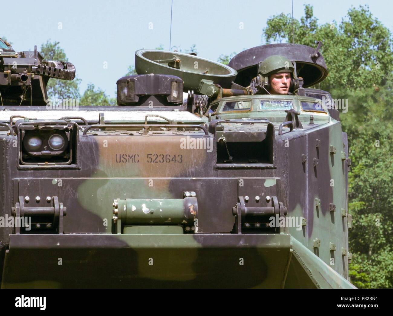 Lancia Cpl. Christopher McClough dal Bravo Company, quarto assalto anfibio battaglione aziona un assalto anfibio veicolo alla gamma multiuso complesso sul Camp Temolo manovra comune centro di formazione durante lo sciopero del Nord 17, 31 luglio 2017. Il recentemente accreditati sciopero settentrionale dimostra il Michigan Guardia nazionale la possibilità di fornire accessibile, la disponibilità di opportunità di costruzione per le unità militari provenienti da tutti i rami del servizio per raggiungere e mantenere la competenza nel condurre la missione il comando, aria, mare e terra di integrazione di manovra, insieme con la sincronizzazione di incendi in un giunto, m Foto Stock
