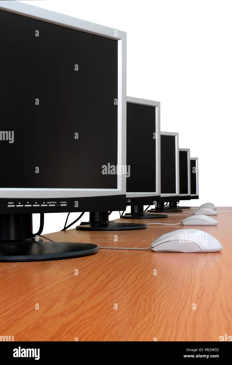 Fila di monitor per computer in classe. Sfondo bianco, isolata. Foto Stock