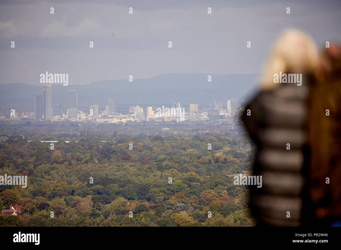 Alderley Edge, Cheshire, vista dal bordo cercando in tutta la piana verso Manchester Foto Stock