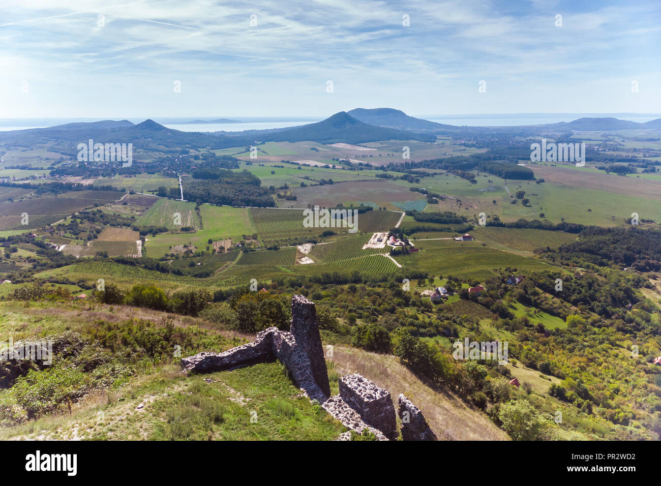 Fotografia aerea da un antico castello rovina dall'Ungheria sul vulcano Csobanc hill, vicino al lago di Balaton Foto Stock