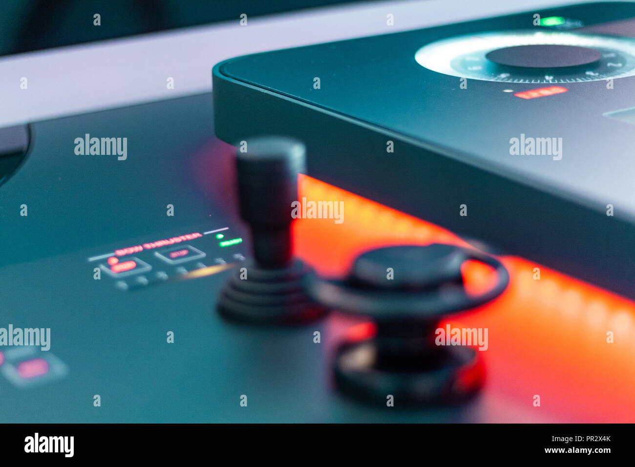 Il futuro dell'aria, la terra, il mare e la navigazione. Gli ologrammi, grafici sonar e strumenti di tracking per qualsiasi tipo di crociera. Il futuristico pannello di controllo, un Foto Stock