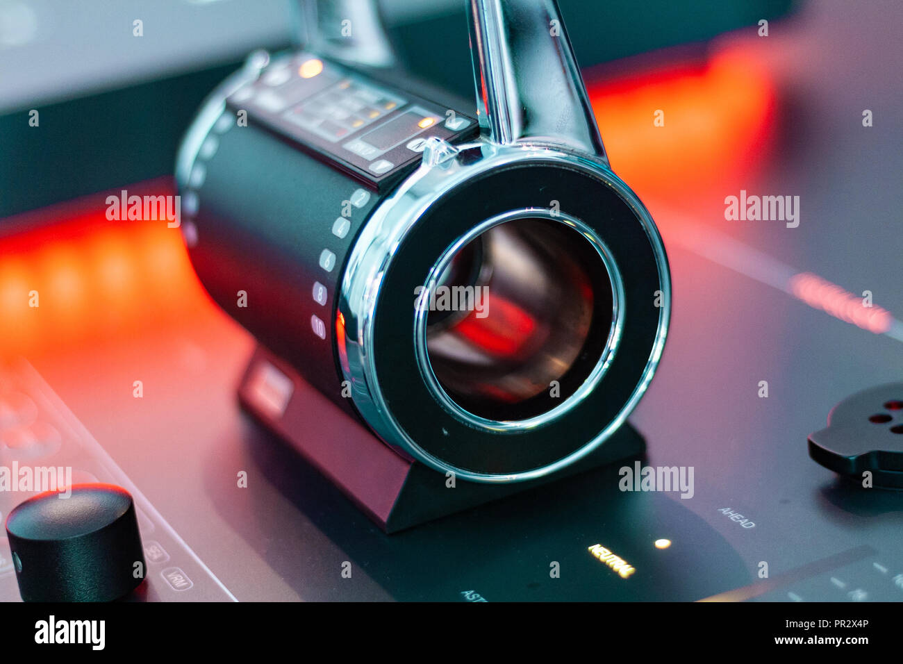 Il futuro dell'aria, la terra, il mare e la navigazione. Gli ologrammi, grafici sonar e strumenti di tracking per qualsiasi tipo di crociera. Il futuristico pannello di controllo, un Foto Stock