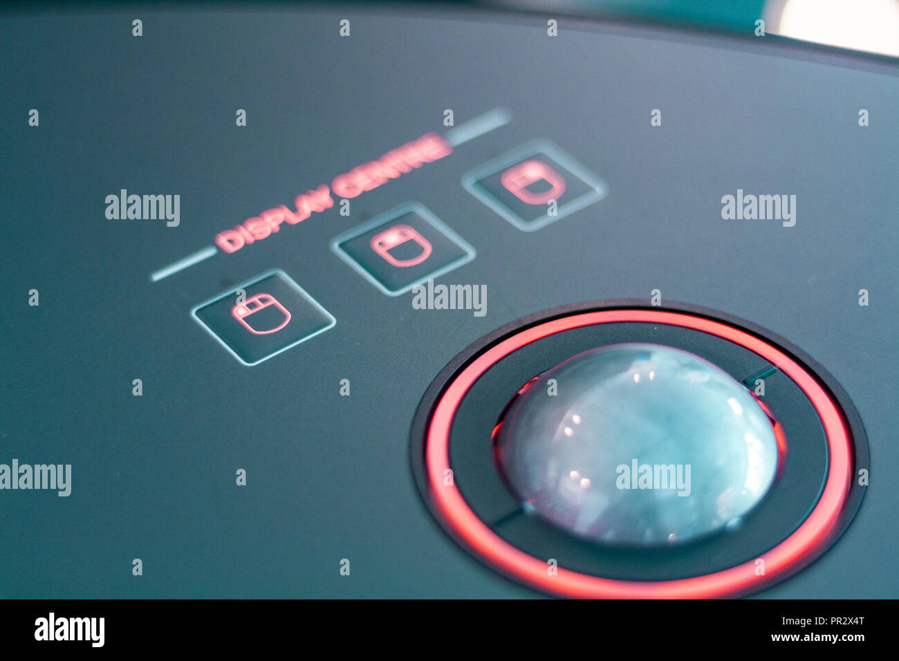Il futuro dell'aria, la terra, il mare e la navigazione. Gli ologrammi, grafici sonar e strumenti di tracking per qualsiasi tipo di crociera. Il futuristico pannello di controllo, un Foto Stock