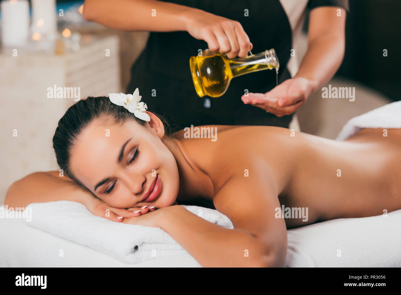 Rilassante donna con la terapia di massaggio con olio per il corpo Foto  stock - Alamy