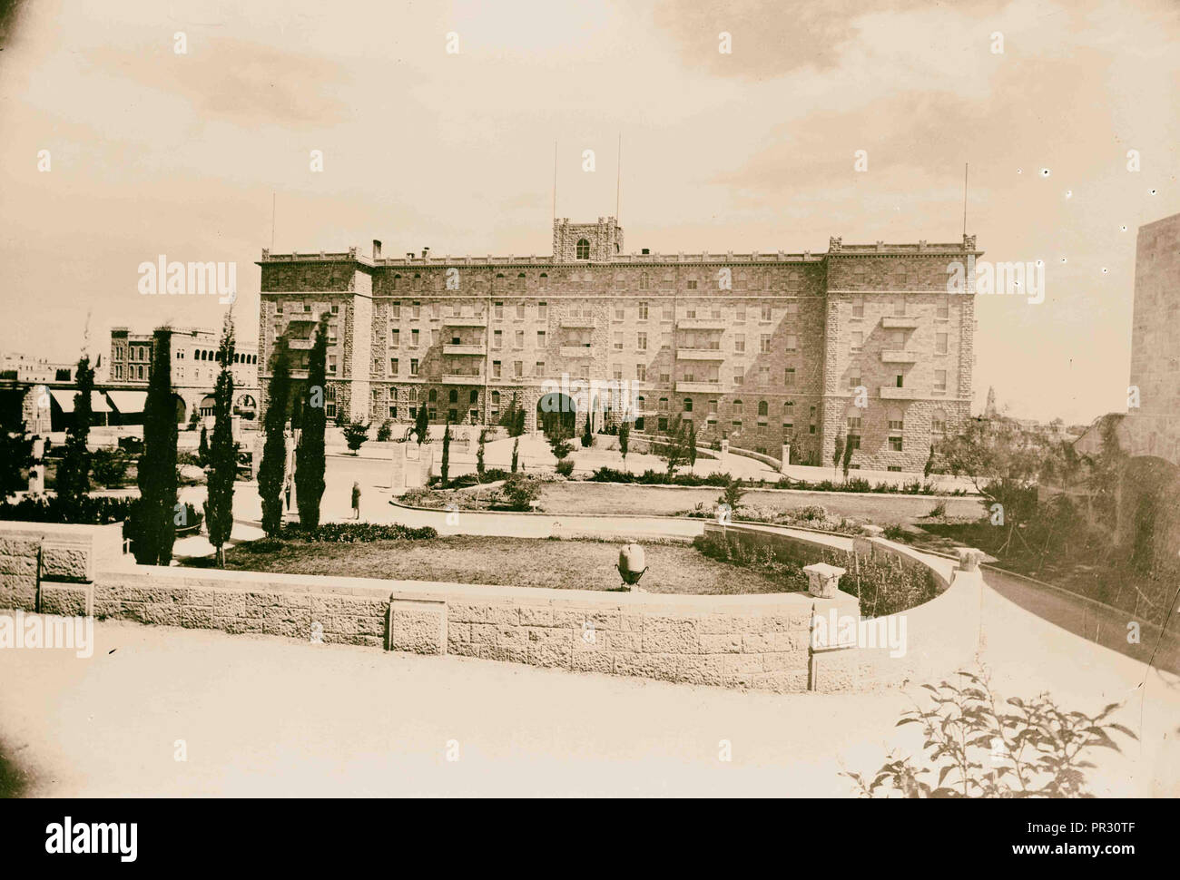 Copia della fotografia che mostra la parte esterna del King David Hotel di Gerusalemme. 1931, Gerusalemme, Israele Foto Stock