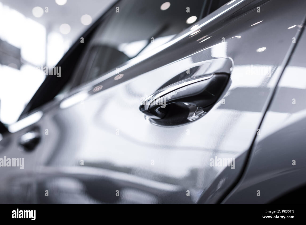 Vista ravvicinata del lucido di lusso auto in auto salon Foto Stock