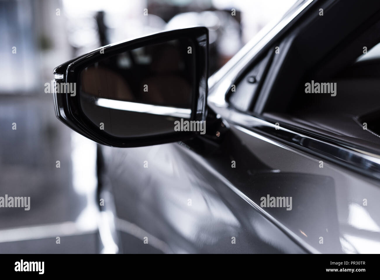 Vista ravvicinata del lucido di lusso auto in auto salon Foto Stock