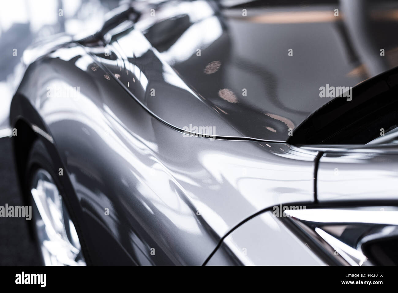 Vista ravvicinata del lucido di lusso auto in auto salon Foto Stock
