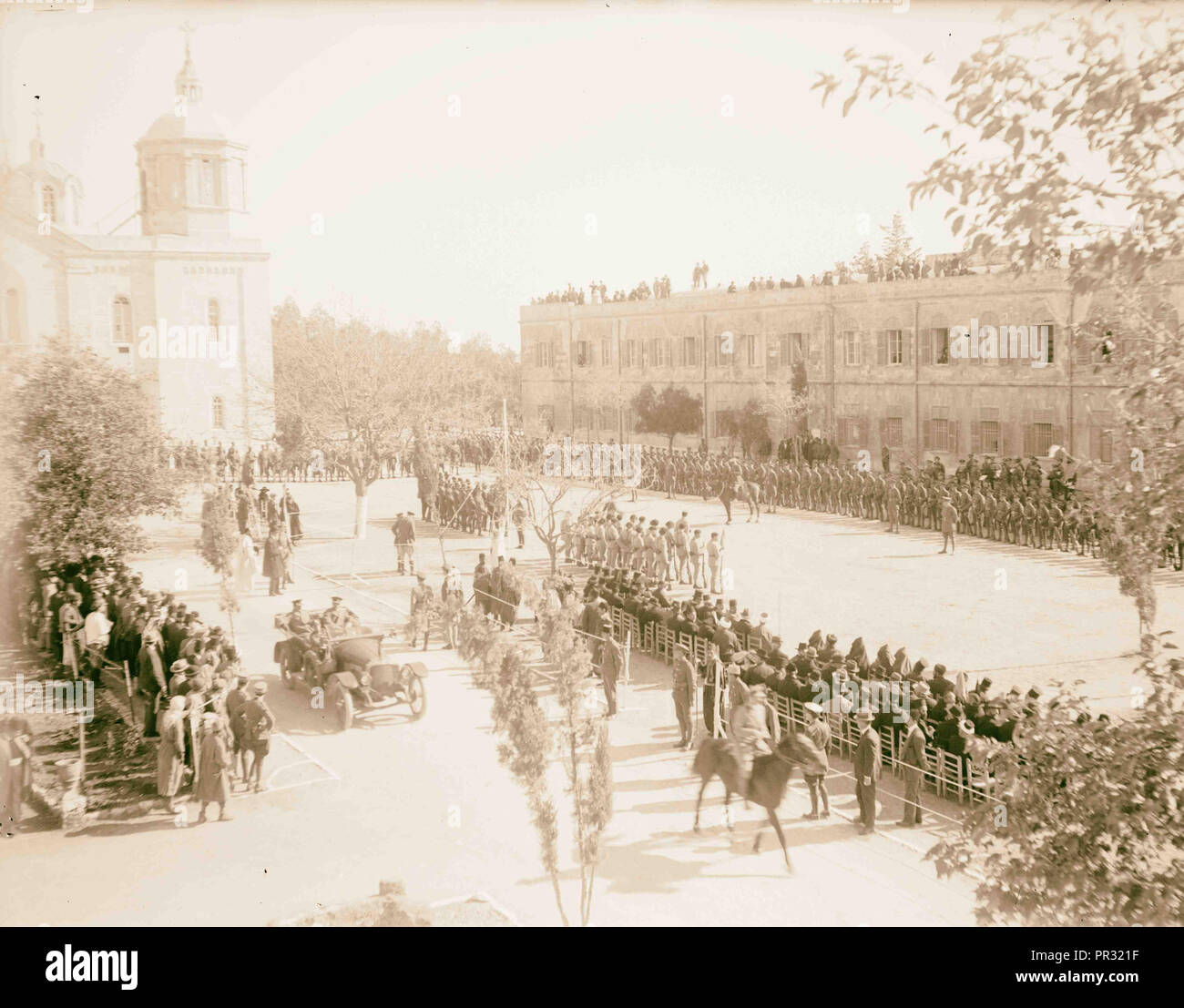 Allenby ufficiale della voce con revisione militare al composto di russo. Le truppe britanniche in parata. 1917, Medio Oriente, Israele Foto Stock