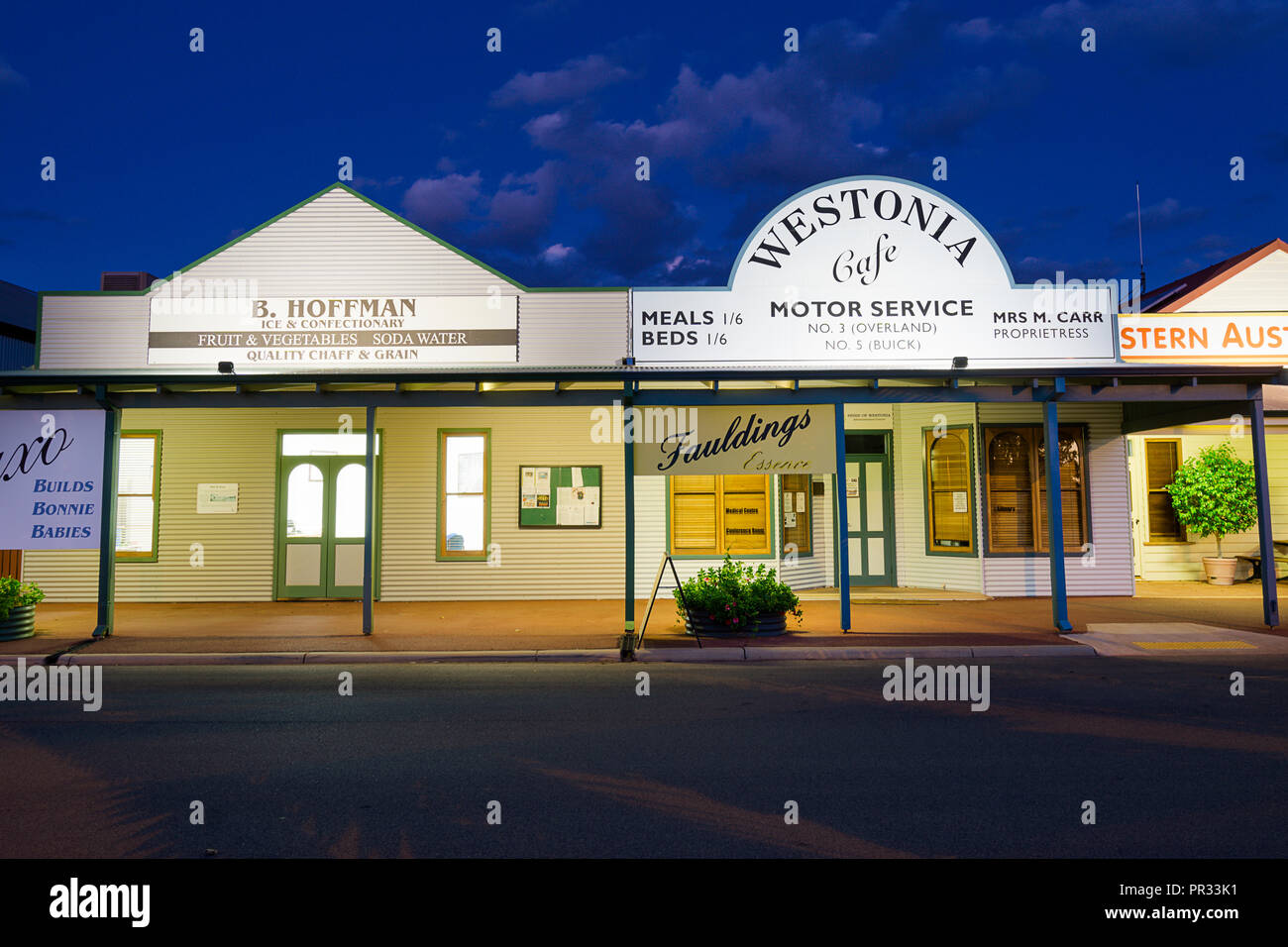 Facciate colorate su Westonia sulla via principale, Wolfram Street, riflettendo la città pionieristico e passato minerario Australia Occidentale Foto Stock