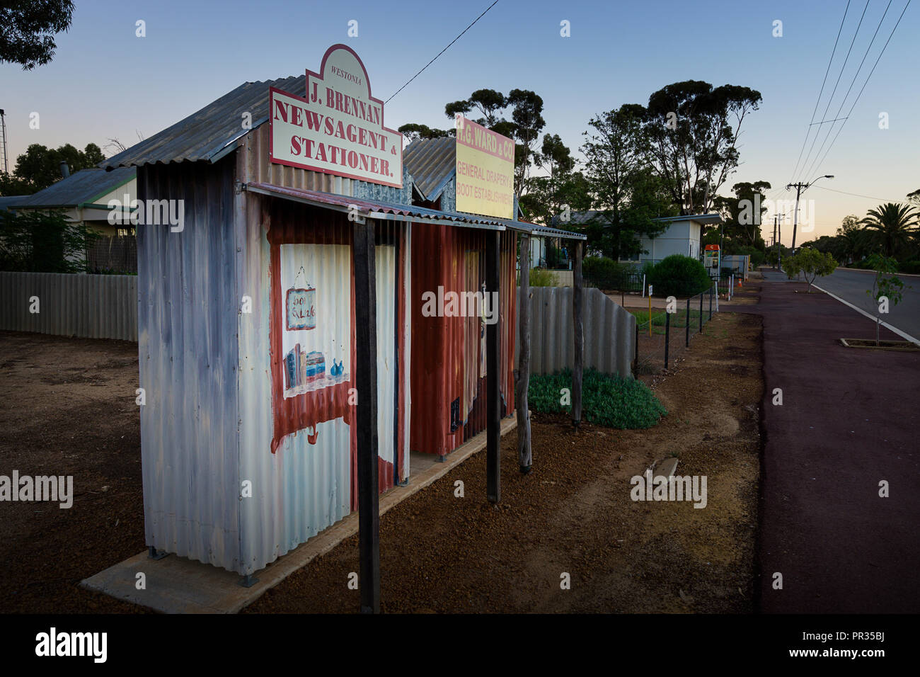 Replica di colorati negozi che agiscono come segnali stradali che rappresentano Westonia pionieristico del passato, Westonia Australia Occidentale Foto Stock