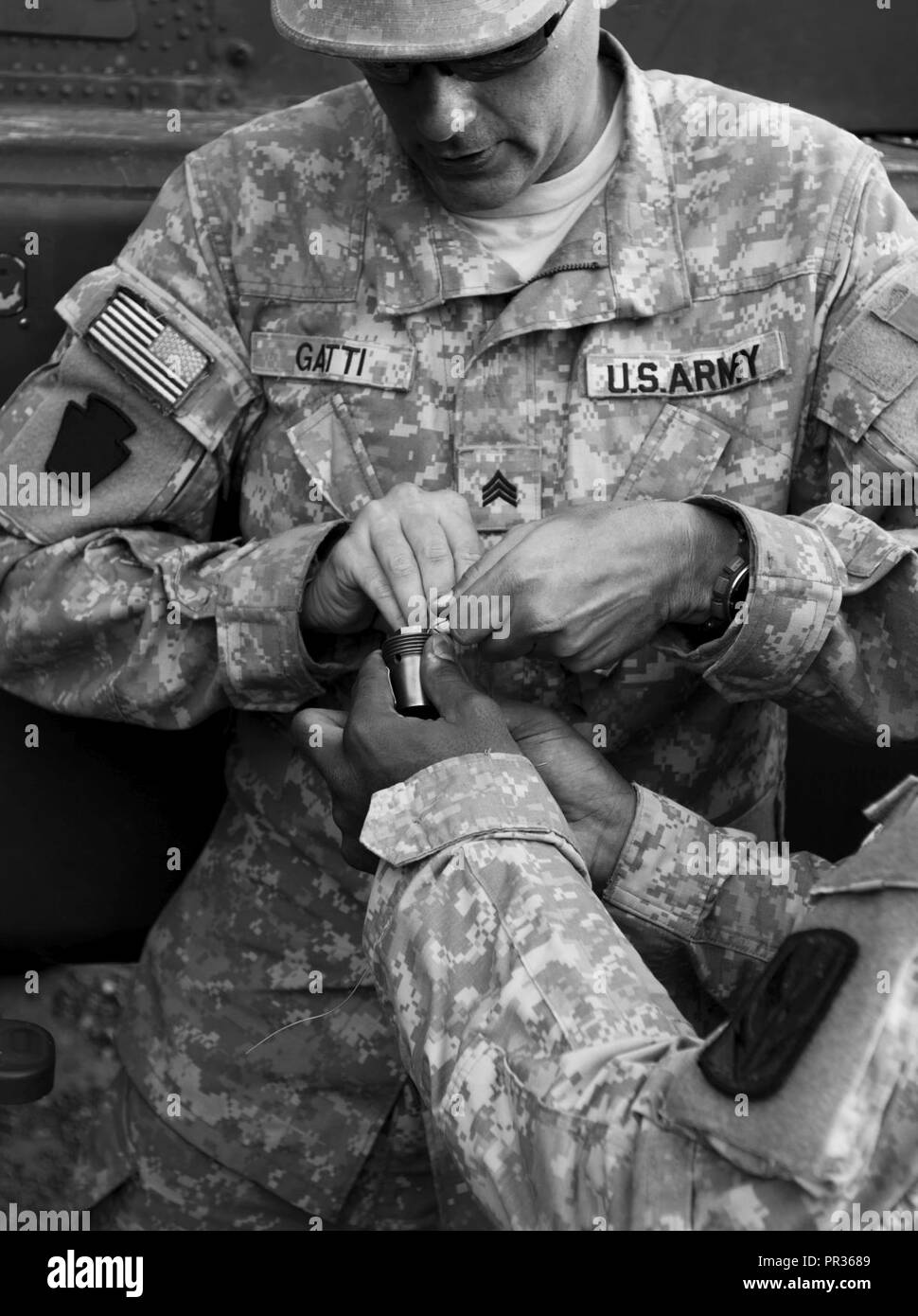 Sgt. Giovanni Gatti, con 1° Battaglione, 130Aviazione, North Carolina Esercito Nazionale Guardia, regola le armi il sistema di espulsione su un AH-64D attacco Apache elicottero in corrispondenza del giunto Readiness Training Center, Fort Polk, Louisiana, luglio 22, 2017. Foto Stock