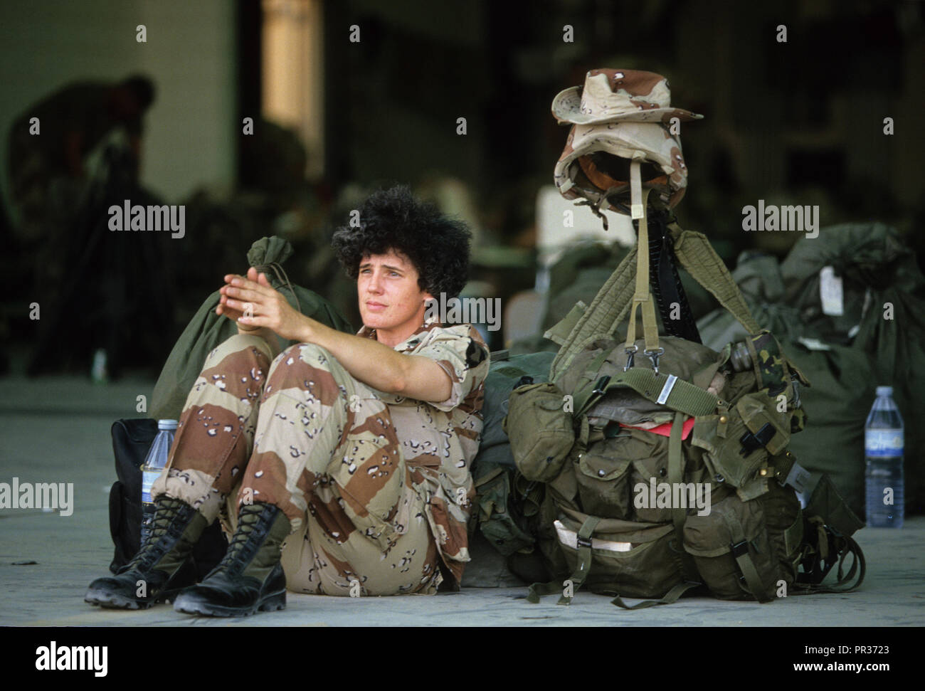 Un soldato femmina attende per passare a una marcia avanti in base ai preparativi per l'attacco nella guerra del Golfo del 1990, fotografia di Dennis Brack bb24 Foto Stock