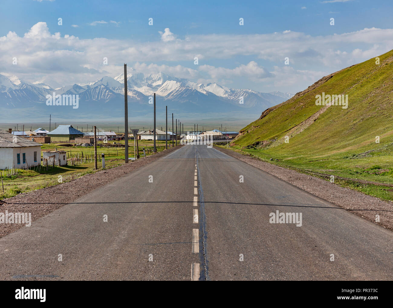 Splendidamente situato nell'Alay valle tra le montagne Zaalay e il Pamir, Sary Tash è un crocevia per la Cina, del Tagikistan e del Kirghizistan. Foto Stock