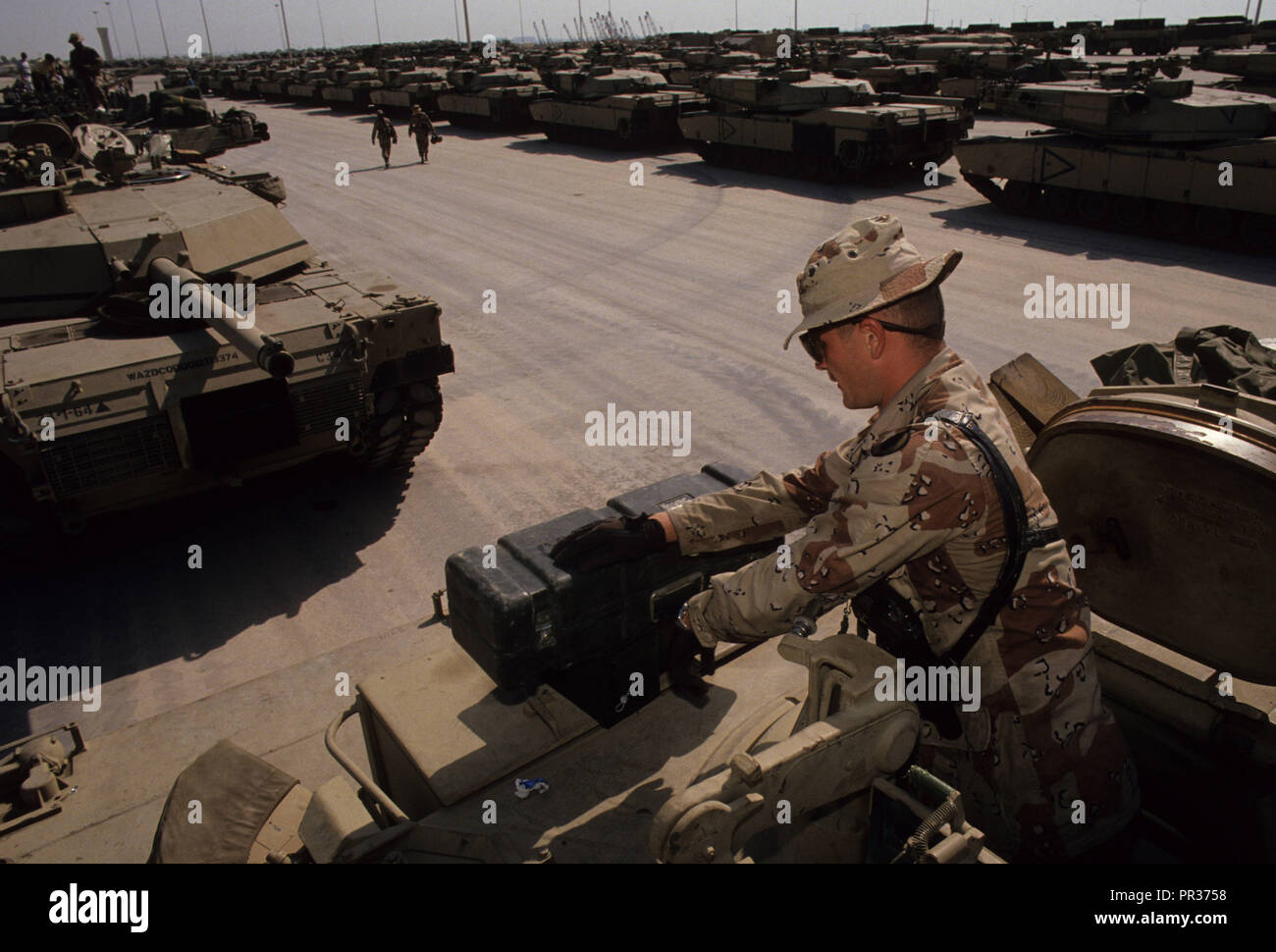 Arrivano i serbatoi per dovere durante la guerra del Golfo. Foto di Dennis Brackbb 24 Foto Stock