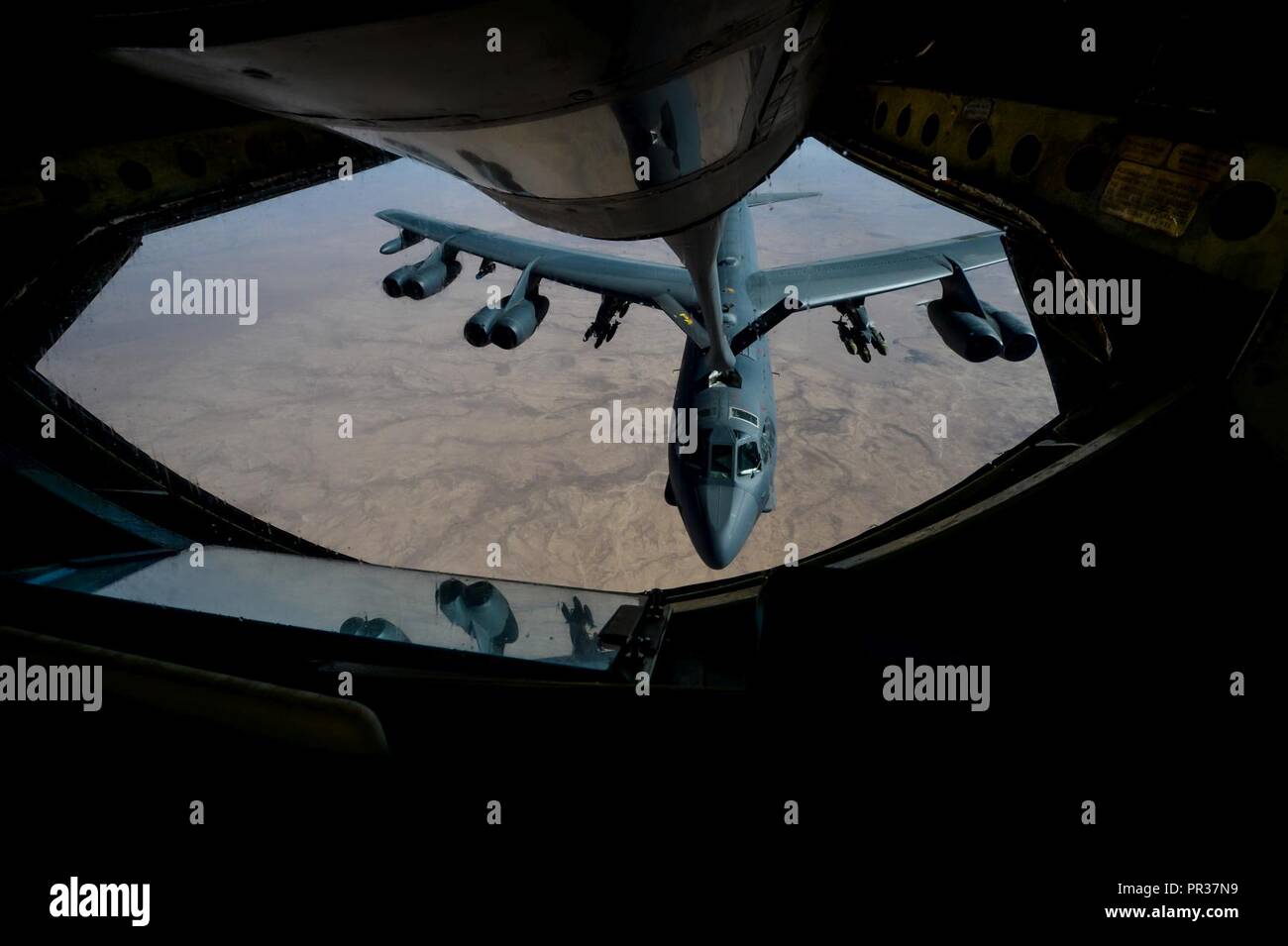 Un U.S. Air Force B Stratofortress riceve il carburante da una KC-135 Stratotanker durante un volo a sostegno di funzionamento inerenti risolvere Luglio 27, 2017. Pur essendo nella Air Force inventario per più di 50 anni, B-52s può scendere di precisione delle armi guidate. Il velivolo payload della capacità di 70.000 sterline possono includere le bombe a gravità, bombe, missili guidati di precisione e il giunto di attacco diretto alle munizioni. Foto Stock