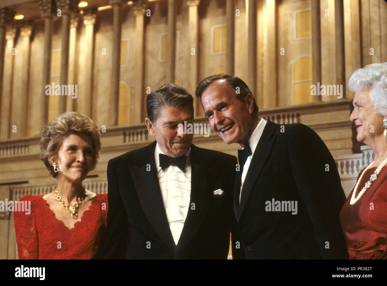 Il Presidente Ronald Reagan e la First Lady Nancy Reagan ad una cena a Washington dove il Presidente Reagan approva il Vice Presidente George HW Bush per il presidente. Fotografia di Dennis Brack bb24 Foto Stock