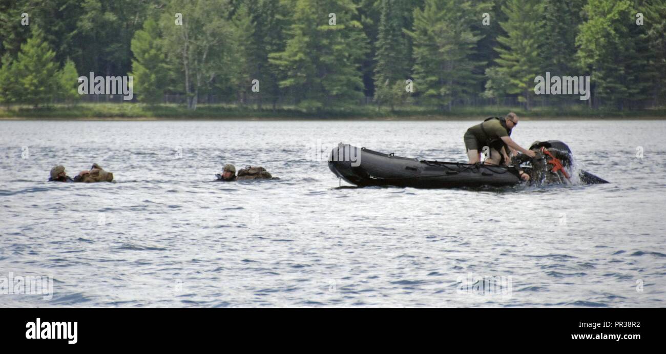 Marines con e società, 4a Recon, a bordo di un inflatible barca militare, di recuperare altri Marines dal lago Margrethe durante un elicottero esercizio di colata a Camp Temolo manovra comune centro di formazione (JMTC) durante l'esercizio sciopero del Nord 2017. Sciopero del nord 17 è una guardia nazionale Bureau-sponsorizzato esercizio unendo circa 5.000 membri del servizio da 13 membri e cinque paesi della coalizione durante le prime due settimane di agosto 2017 al Camp Temolo JMTC e il Alpena Combat Readiness Training Center, entrambe situate nel nord del Michigan e azionato dal Michigan Guardia Nazionale. Il Foto Stock