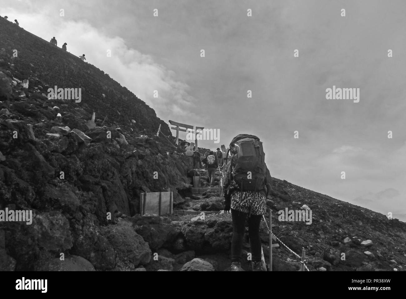 Membri da Yokota Air Base e altre persone escursione fino a Mt. Fuji, Giappone, 28 luglio 2017. L'escursione verso l'alto può essere impegnativo a causa di come faticoso può essere e l'aria diventa notevolmente più sottile come potete ottenere altitudine. Foto Stock