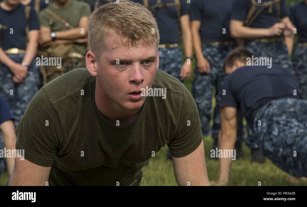 Un U.S. Naval ROTC Guardiamarina prende la sua posizione per il tiro della fune la concorrenza durante la carriera orientato alla formazione per aspiranti guardiamarina (CORTRAMID) Marine settimana, Camp Lejeune, N.C., 28 luglio 2017. Lo scopo di CORTRAMID è quello di esporre gli studenti alle opportunità nella flotta forze Marine e generare un interesse in un Marine Corps commissione. Foto Stock