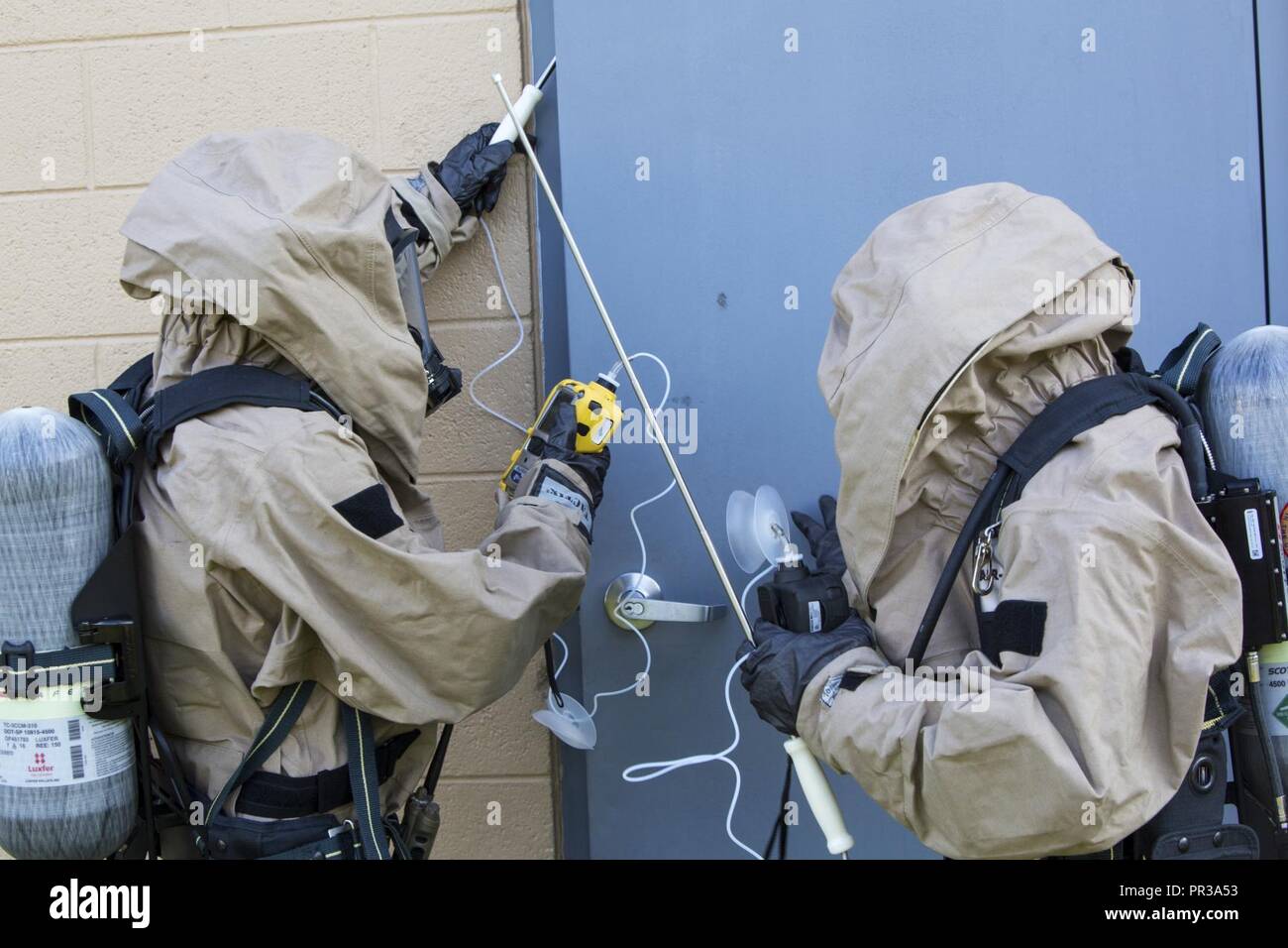 Stati Uniti Marine Corps Cpl. James L. Ellison III (sinistra) e Cpl. Efrain H. GonzalezOrtiz, sia chimici, biologici, radiologici e nucleari (CBRN) specialisti della difesa con CBRN plotone, 26 Marine Expeditionary Unit, utilizzano MultiRAE wireless, portatile multi-gas monitors per controllare una porta per contaminazione teorica durante la valutazione e la gestione delle conseguenze (ACM) esercizio di Camp Lejeune, N.C., 25 luglio 2017. Il team di ACM condotta sensibile allo sfruttamento del sito durante un basate su uno scenario di pre-distribuzione evento di formazione guidato da combattimento regionale di sostegno logistico ad est al fine di perfezionare le loro competenze utiliz Foto Stock