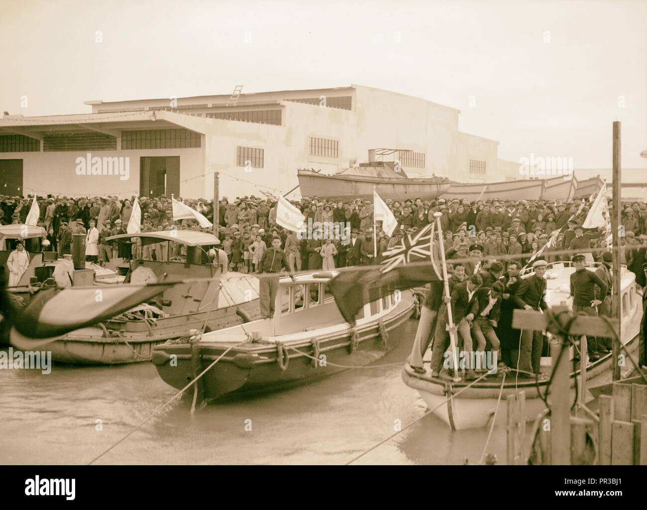 Apertura ufficiale di Tel Aviv porta. La folla lungo il bordo del bacino più leggeri, Israele, Tel Aviv Foto Stock