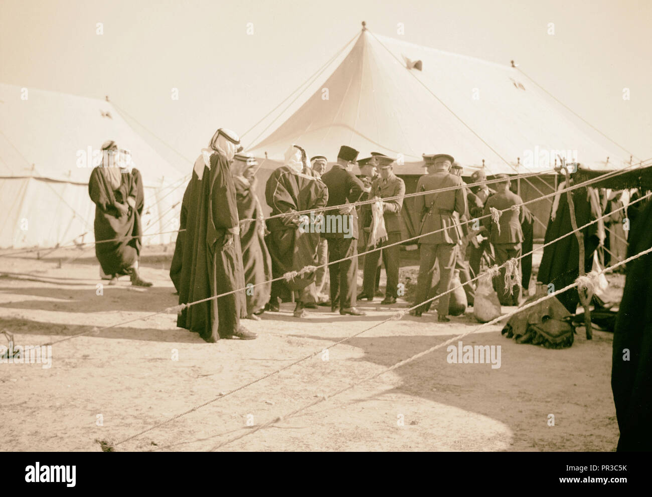 Un pranzo tribale in cavalleria post a Tel-el-Meleiha, 20 miglia a nord di Beersheba, Gennaio 18, 1940. Gli ospiti in piedi circa Foto Stock