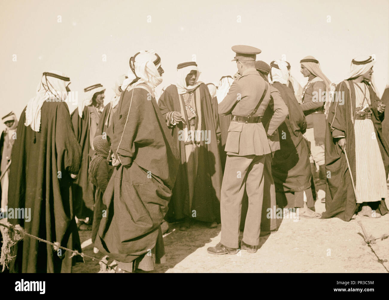 Un pranzo tribale in cavalleria post a Tel-el-Meleiha, 20 miglia a nord di Beersheba, Gennaio 18, 1940. Gli ospiti in piedi circa Foto Stock