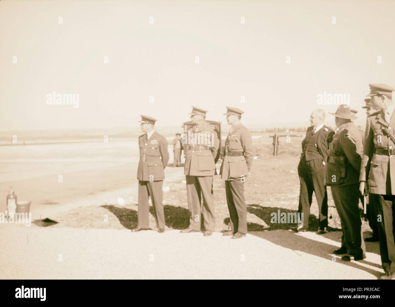 Arrivo in Palestina del sig. Antony [cioè, Anthony Eden]. Gen. Barker, ecc. Dopo il piano di partenza di guardarlo scomparire. 1940 Foto Stock