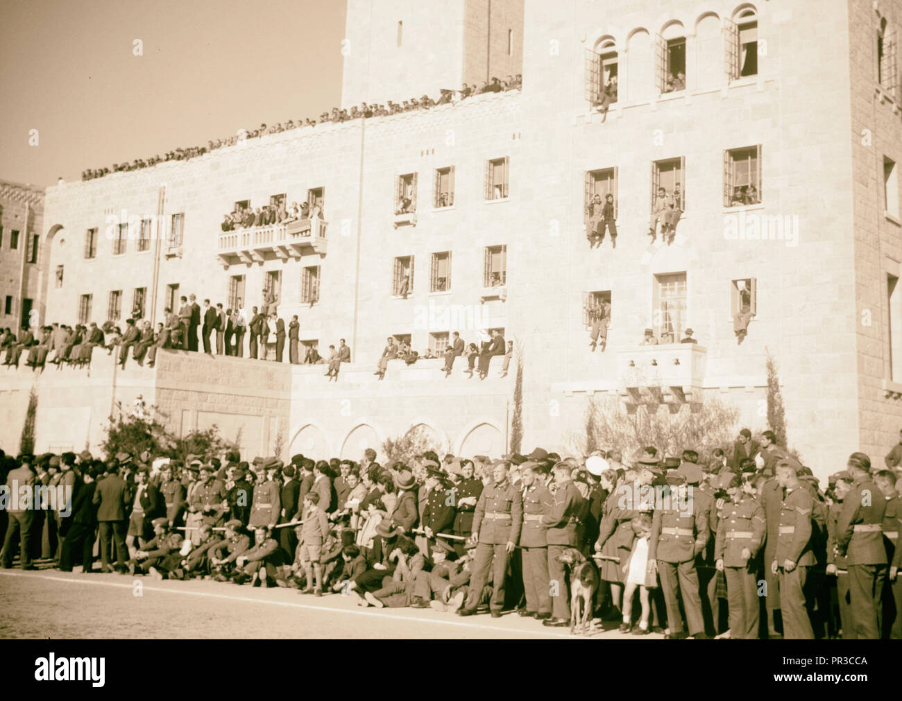 Partita di calcio esercito britannico v. L esercito francese. Gioco tesa interessati nel gioco, che mostra affollata di tetti e finestre di Y.M.C.A Foto Stock