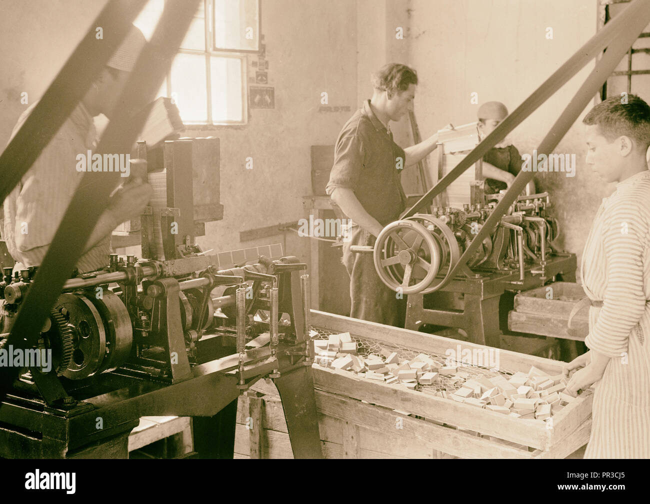 Fabbriche di arabi e miglioramenti generali a Nablus, Match Factory. Facendo corrispondere le caselle da macchinari. 1940, West Bank, Nablus Foto Stock