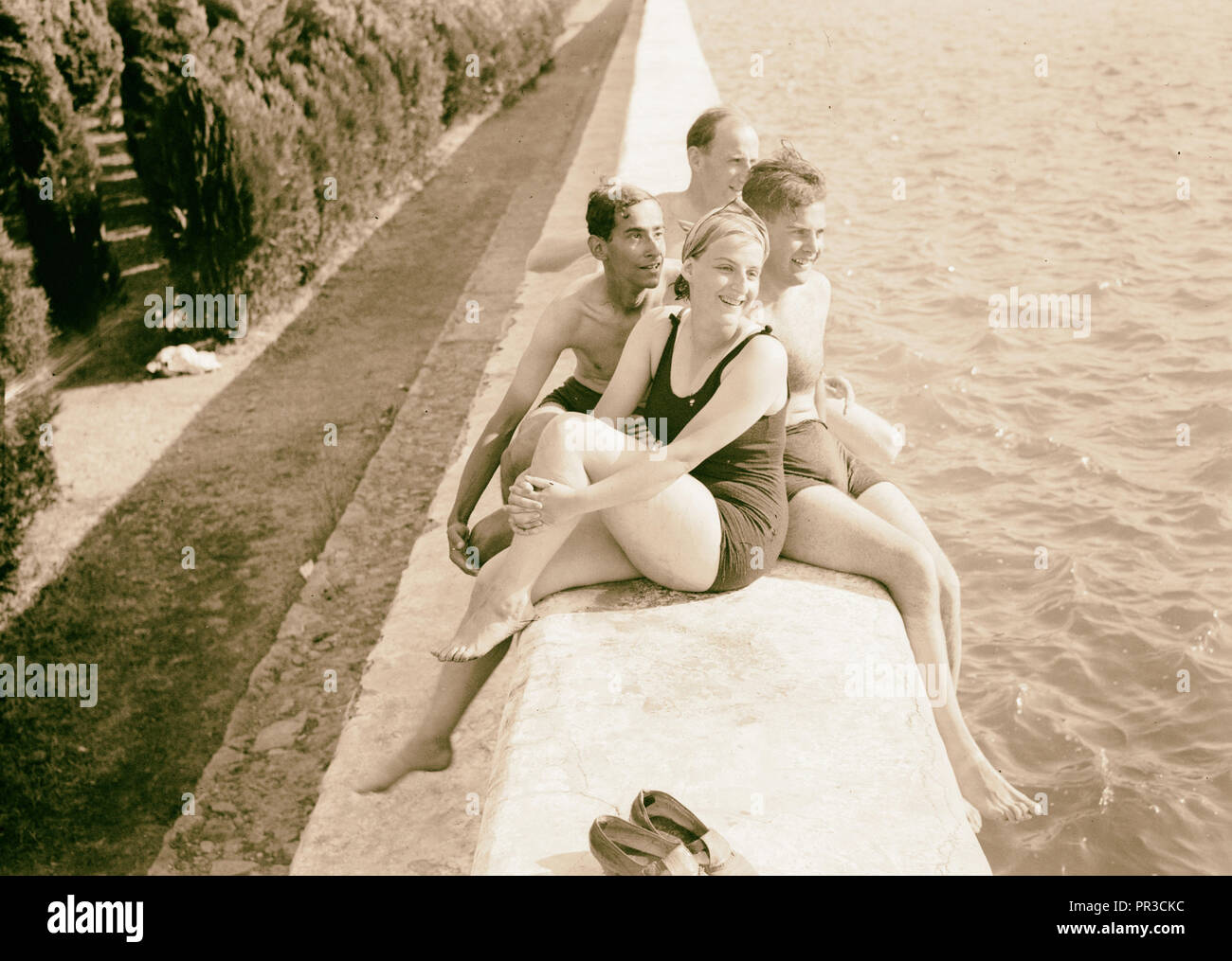 Salomone piscine diventa un picnic & Resort piscina guardare altri bagnanti tenendo il tuffo. 1940, West Bank, Medio Oriente Foto Stock