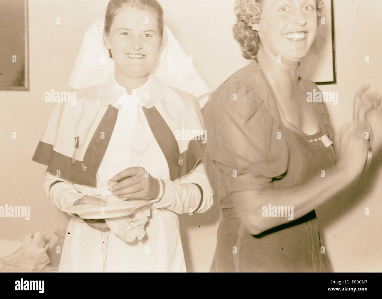 Danza in Dr. & Mrs. Wren's House Australian nurse & Miss Cambel Brown, godendo il buffet, Israele Foto Stock