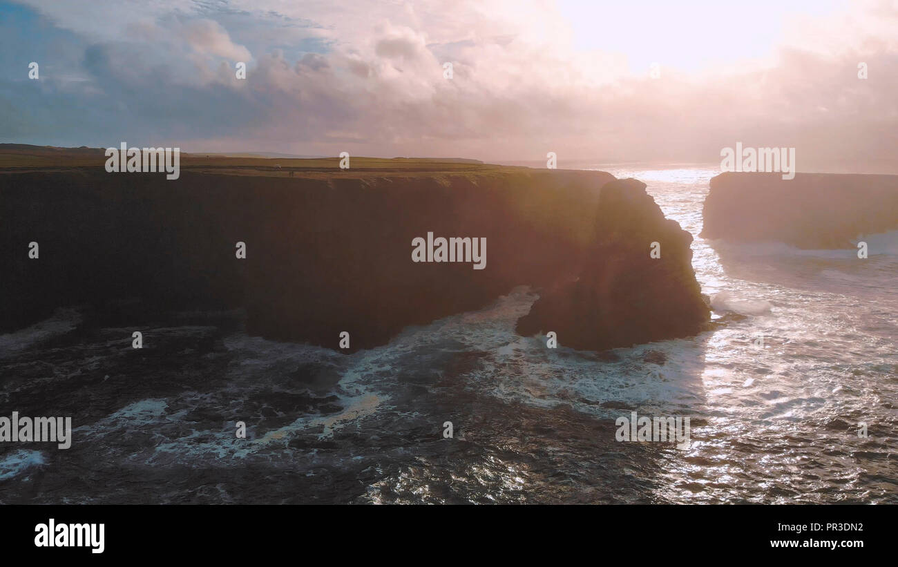 Vista aerea sulle rupi di Kilkee al tramonto - la meravigliosa vista serale Foto Stock