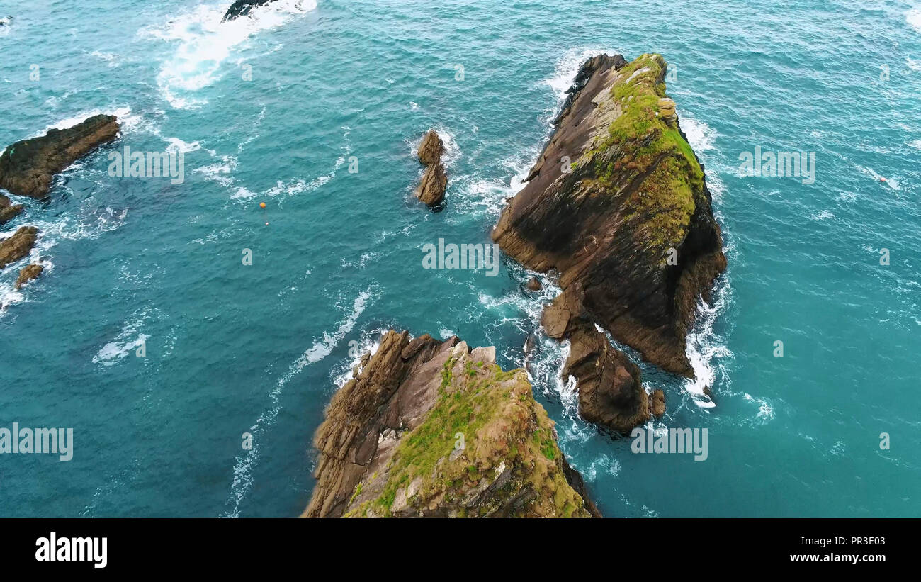 Il fantastico paesaggio di Dunquin Pier in Irlanda - vista aerea Foto Stock
