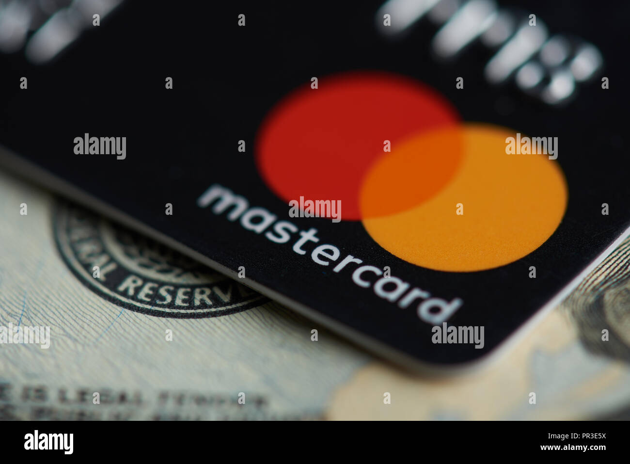 New york, Stati Uniti d'America - 27 settembre 2018: Master card vicino sul dollaro sullo sfondo delle banconote Foto Stock