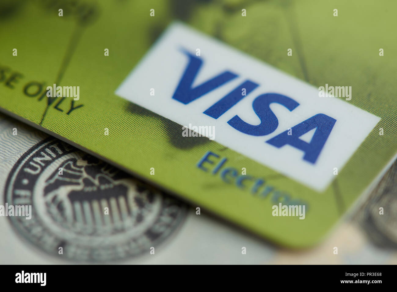 New york, Stati Uniti d'America - 27 settembre 2018: Visa card elettronica vista ravvicinata sul background del dollaro Foto Stock